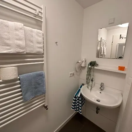 Stilvolles Und Modernes Mit Sonnigem Balkon In Flughafen- Und Messenaehe 31 Apartment